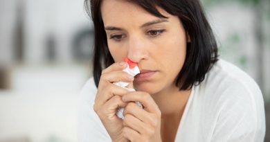 Frau mit Nasenbluten